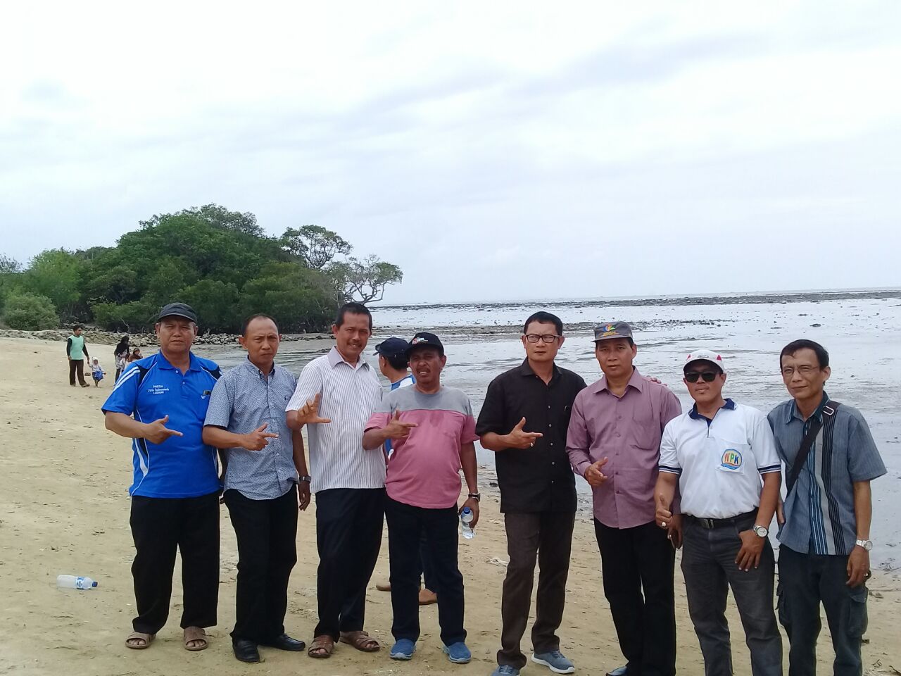 Sekda Yuhronur Efendi (nomor empat dari kanan) saat berkunjung ke WPK (Foto:Totok/ngopibareng.id)