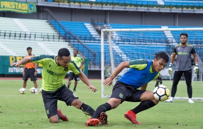 Bek muda Persebaya, Rachmat Irianto (rompi biru). (Foto: Persebaya.id)