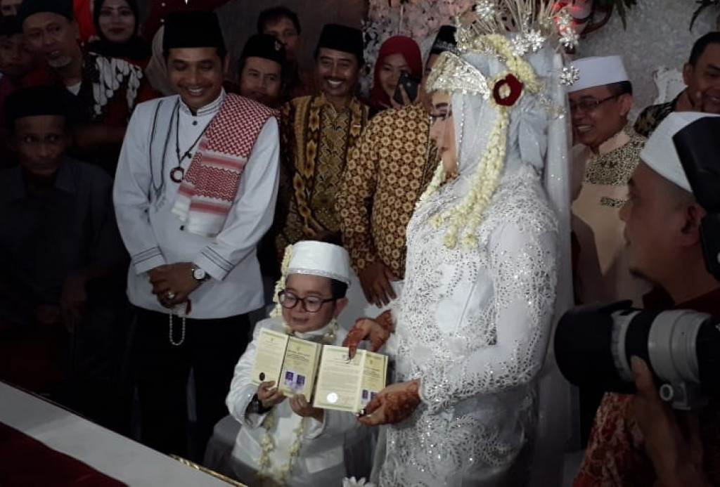 Pasangan Muhammad Firdaus alias Daus Mini dan istri ketiganya, Selviana Hana Wijaya.