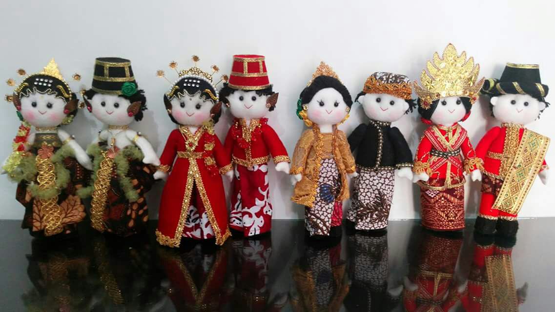 Contoh boneka nusantara karya Dian Indra.