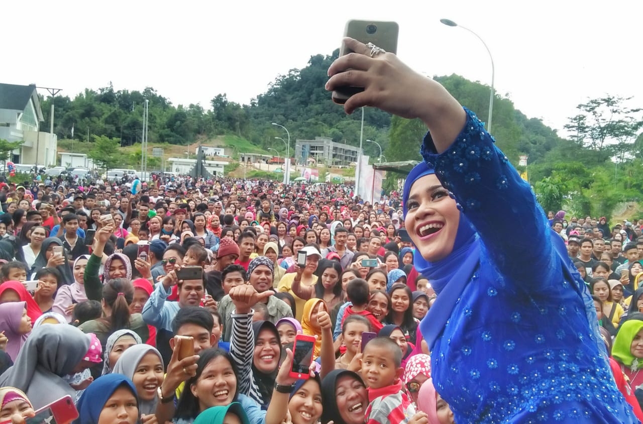 Top. Ikke Nurjanah memang top. Magnet yang masih menyebur bukan main. foto:pesona indonesia