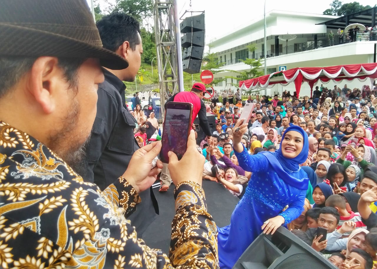 Selfie dengan ribuan penonton. foto:pesona indonesia