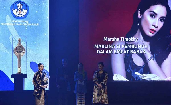 Marsha Timothy Pemeran Wanita Utama Terbaik film Marlina Si Pembunuh Dalam Empat Babak.