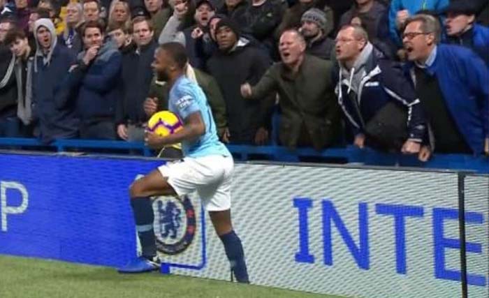 Pendukung Chelsea menyoraki Raheem Sterling di Stamford  hari Sabtu 8 Desember lalu. (Foto: AFP)