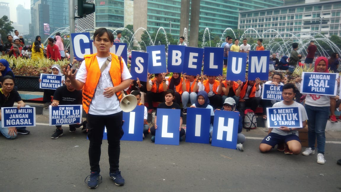 Aksi Badan Eksekutif Mahasiswa UI menolak caleg koruptor di bundaran HI, Jakarta. (10/12).  Foto: asmanu/ngopibareng.id