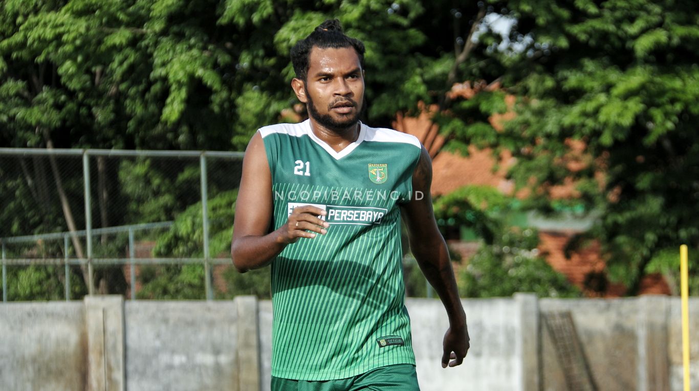 Bek Persebaya, Fandry Imbiri. (foto: Haris/ngopibareng.id)