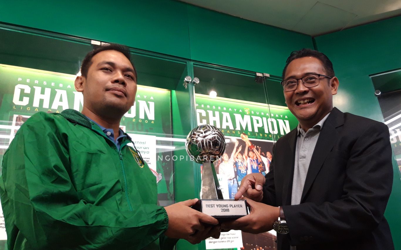 Manajer Persebaya Candra Wahyudi bersama perwakilan PT LIB saat memberikan penghargaan pemain muda terbaik Liga 1 2018. (foto: haris/ngopibareng)