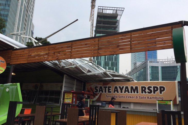 Kondisi atap rumah makan Sate Ayam RSPP di kawasan Rasuna Garden Food Streef Jalan Epicentrum Tengah , Karet Kuningan, Setiabudi, Jakarta Selatan, Senin (10/12) setelah ditimpa angin yang bertiup keras. (Foto: Antara)