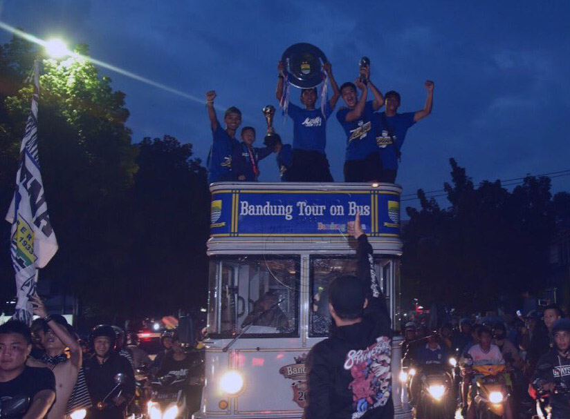 Momen Persib U-16 arak-arakan pasca juara Liga Elite Pro Academy PSSI U-16. (Foto: Twitter/@persib)