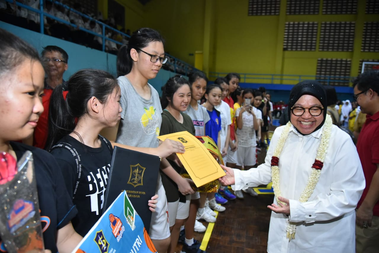 Wali Kota Surabaya Tri Rismaharini menutup kompetisi Suroboyo Student Basketball Championship di Lapangan Basket Kampus C Universitas Airlangga (Unair), Senin 10 Desember 2018.