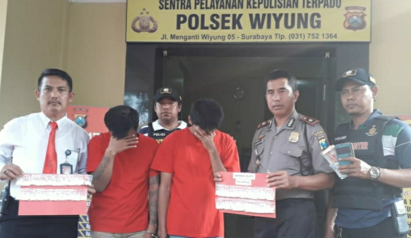 Jajaran Polsek Wiyung Surabaya saat ungkap kasus ( foto : ist) Jajaran Polsek Wiyung Surabaya saat ungkap kasus ( foto : ist)