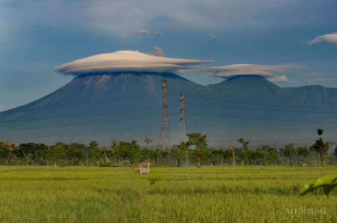 Gunung Semeru di Lumajang dipayungi awan yang indah. Foto: istimewa