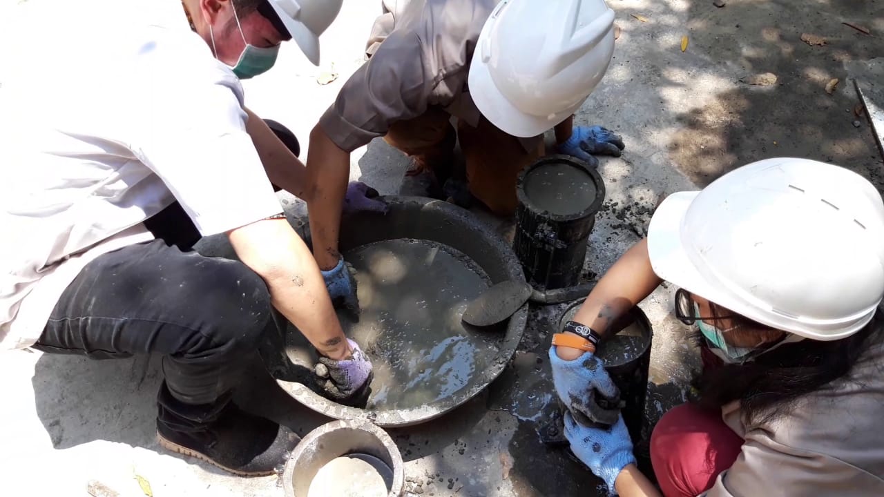 Tim WcFlurry ketika mengolah limbah kelapa sawit menjadi beton SCC.