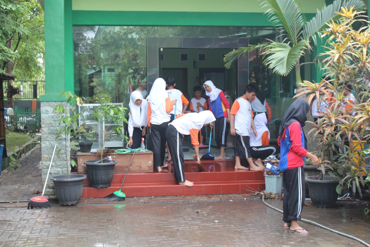 Sejumlah siswa SMPN 18 Kota Malang membersihkan sekolah pasca banjir.