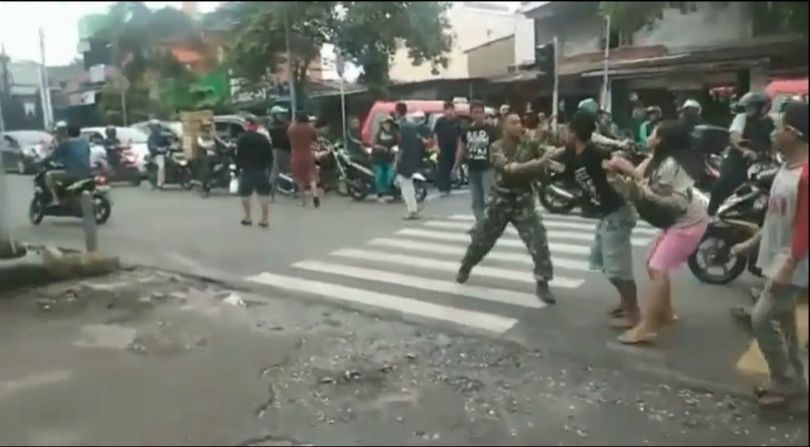 Foto: Anggota TNI berseragam lengkap menjadi korban pengeroyokan tukang parkir di depan Toko Arundina, Ciracas, Jakarta Timur, Selasa 11 Desember 2018.