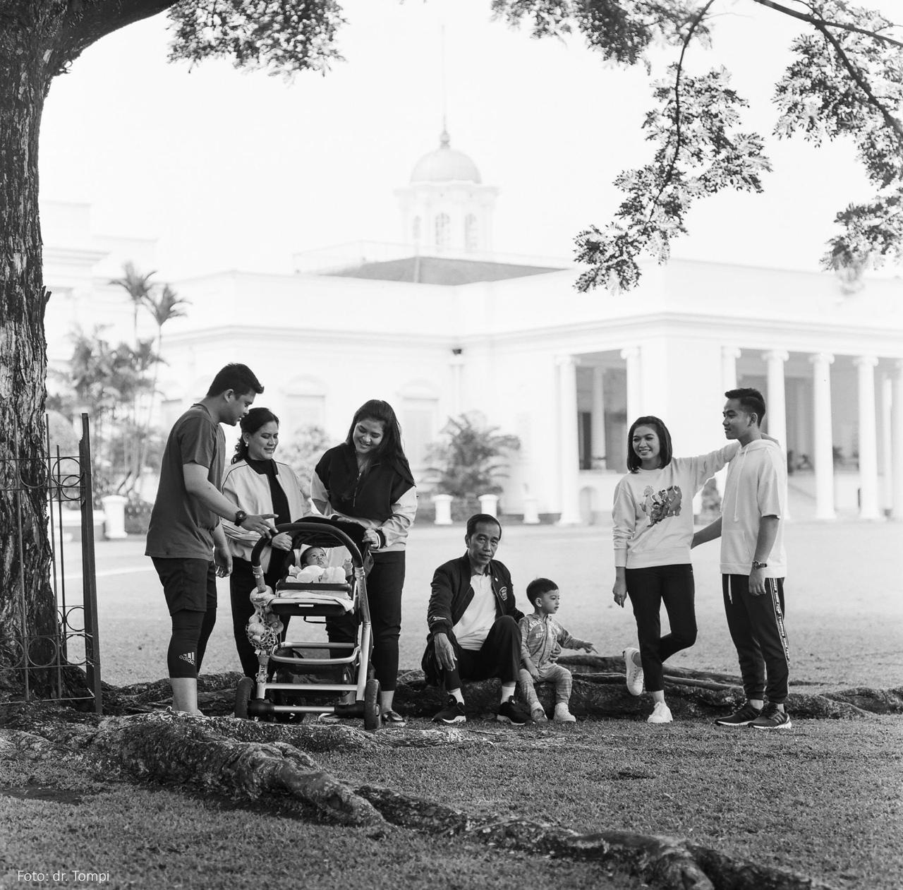 Presiden Jokowi dalam foto hitam putih dengan suasana santai di depan Istana Bogor. foto:istimewa