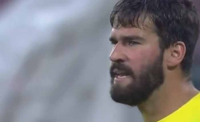 Kiper Liverpool, Alisson membuat beberapa penyelamatan gemilang saat melawan Napoli Rabu dini hari. (Foto: Dok.AFP)