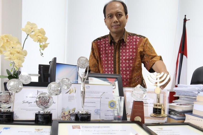 Sutopo Purwo Nugroho dan sederet piala dan piagam yang dia terima. Foto: istimewa