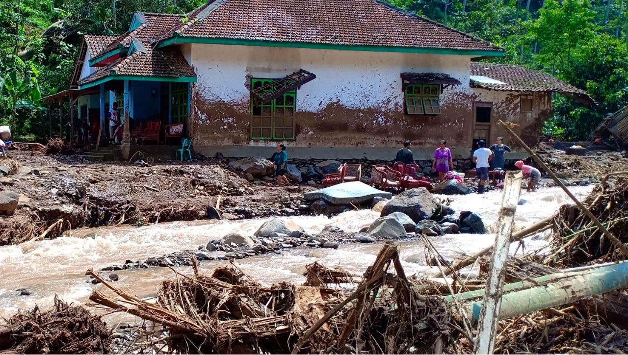 Banjir mengakibatkan tujuh jembatan di Kecamatan Tiris, Kabupaten Probolinggo ambrol. (Foto: Ikhsan/Ngopibareng.id)