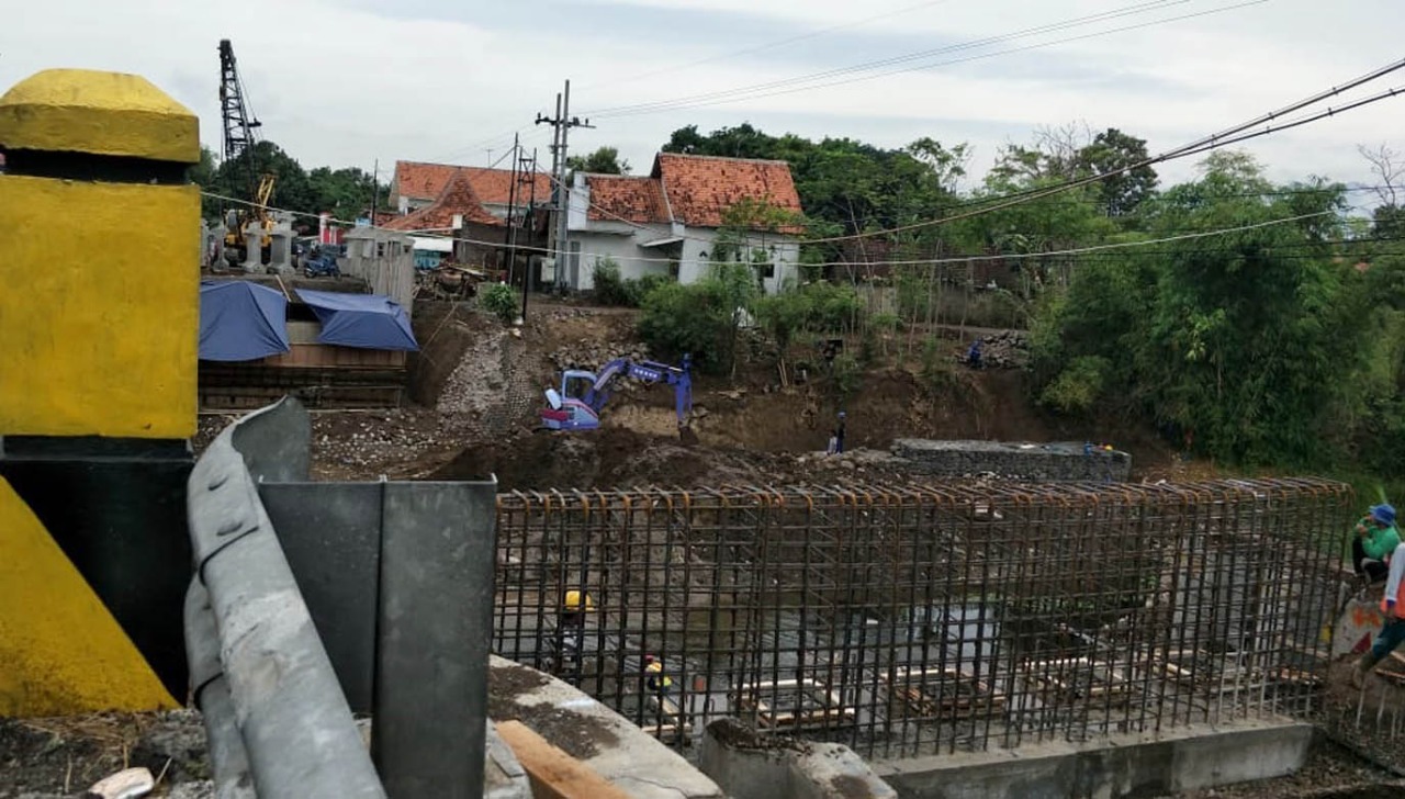 Proyek Jembatan Randumerak di Kecamatan Paiton, Kabupaten Probolinggo. (Foto: Ikhsan/Ngopibareng.id)