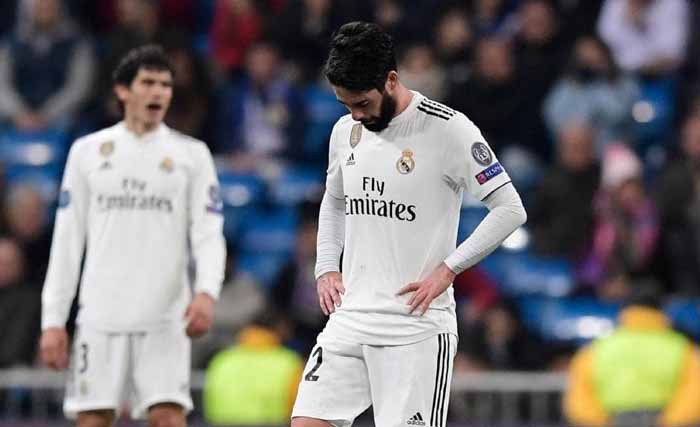 Pemain Real Madrid, Isco tertunduk usai timnya dikalahkan CSKA Moskow dengan angka menyakitkan, 0-3. (Foto:AFP)