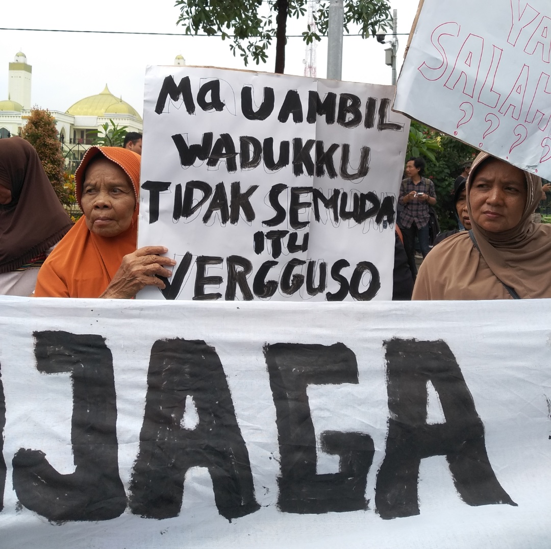 Massa saat aksi di Depan Mapolda Jatim ( foto : Roesdan/Ngopibareng)