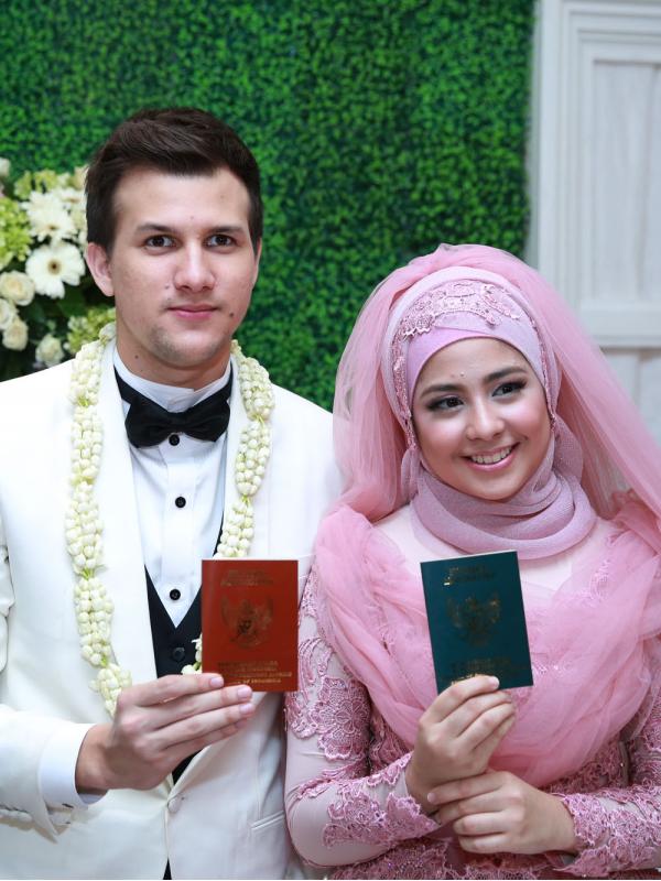 Pernikahan Risty Tagor dengan mantan suami keduanya, Stuart Collins.