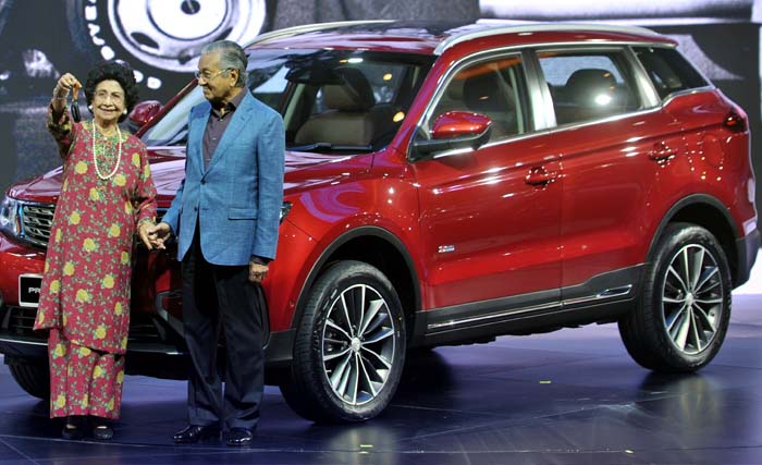 PM Malaysia Tun Dr Mahathir Mohamad didampingi istrinya Tun Dr Siti Rosmah meluncurkan mobil SUV premium Proton X70, Rabu malam. (Foto: The Malaysian Reserve)