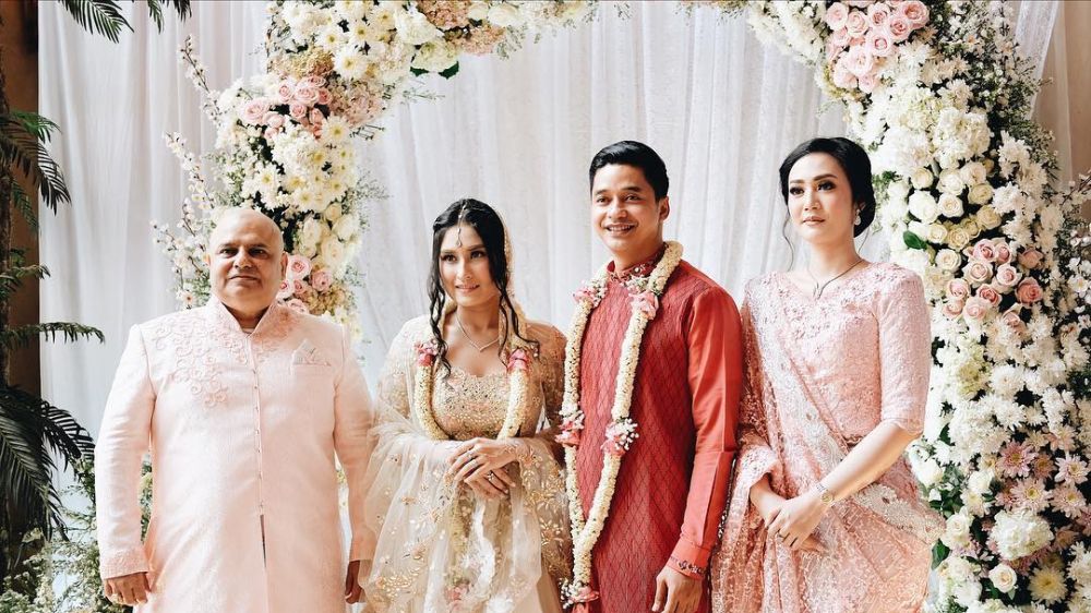 Pertunangan pasangan Adly Fairuz dan Angbee Rishi di kediaman ayahnya, Romi Rishi.