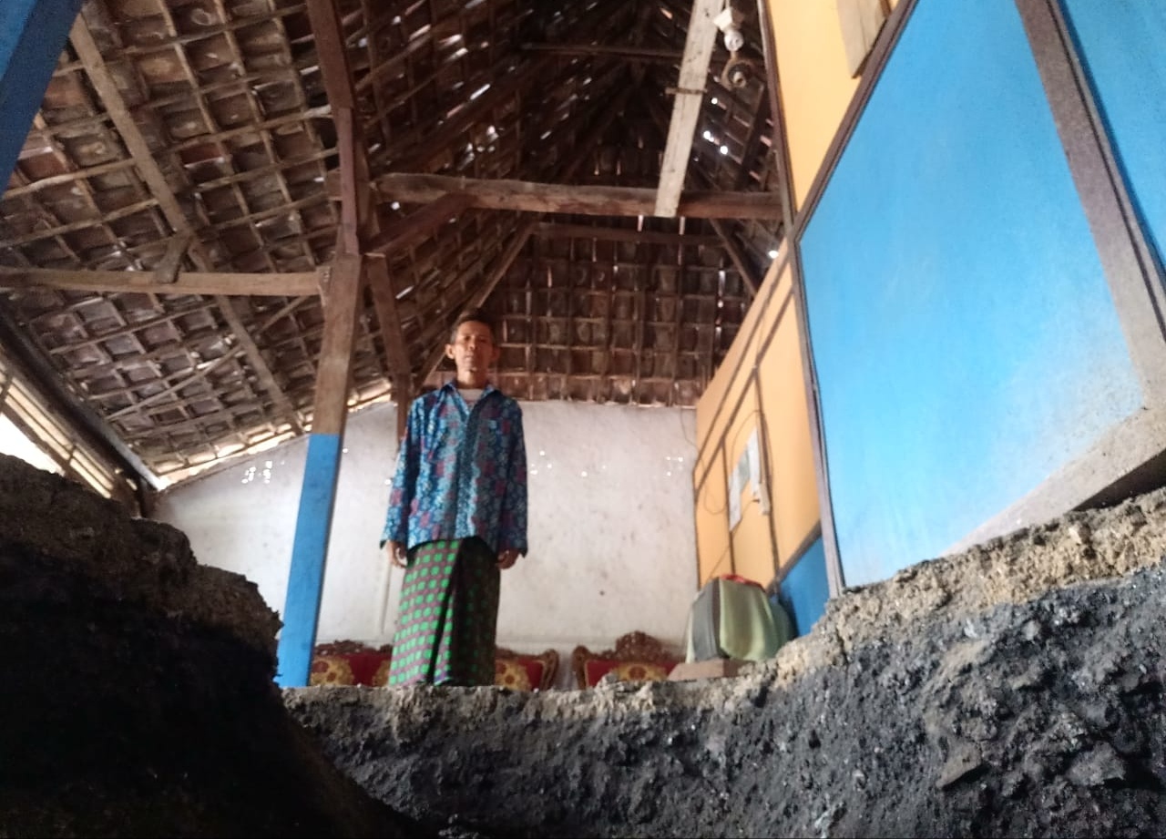 Dinas Lingkungan Hidup Jatim (DLH)  Sejak Senin, 10 Desember 2018 lalu melakukan kegiatan enkapsulisasi, di dua rumah warga yang terpapar perusahaan pengolahan limbah B3 (Bahan Berbahaya dan Beracun), PT PT. Putra Restu Ibu Abadi (PRIA) di Lakardowo, Kabupaten Mojokerto. (foto: istimewa) 