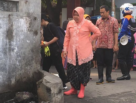 Gaya unik Tri Rismaharani pakai kebaya dan sepatu boots warna coral. Foto: IG/trirismaharini.