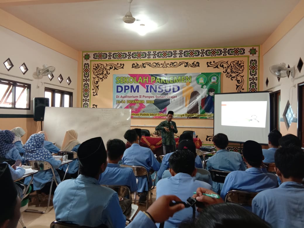 Mahasiwa Institut Sunan Drajad, Lamongan mengikuti Sekolah Parlemen yang diselenggarakan kerjasama dengan KPU Lamongan. (Foto: Totok/ngopibareng.id)