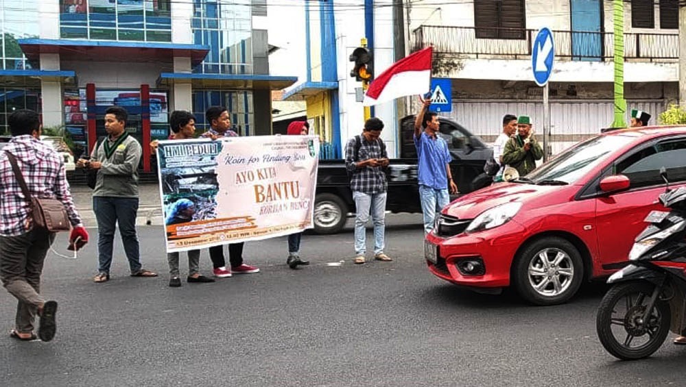 HMI Cabang Probolinggo menggelar aksi penggalangan dana untuk korban banjir bandang di Tiris, Probolinggo. (Foto: Ikhsan/Ngopibareng.id)