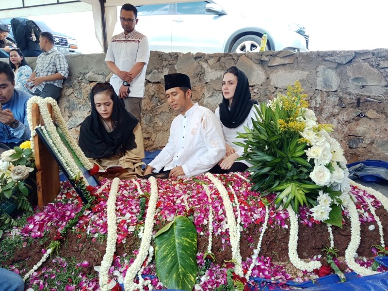 Pasangan Emil Dardak dan Arumi Bachsin di makam Eril Arioristanto Dardak.