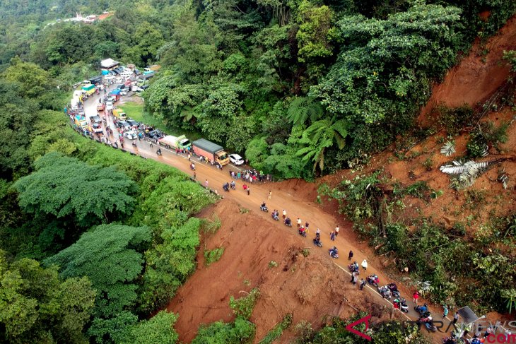 Longsor menerjang Sitinjau Lauik, Jalur utama Padang-Solok. Foto: antara 