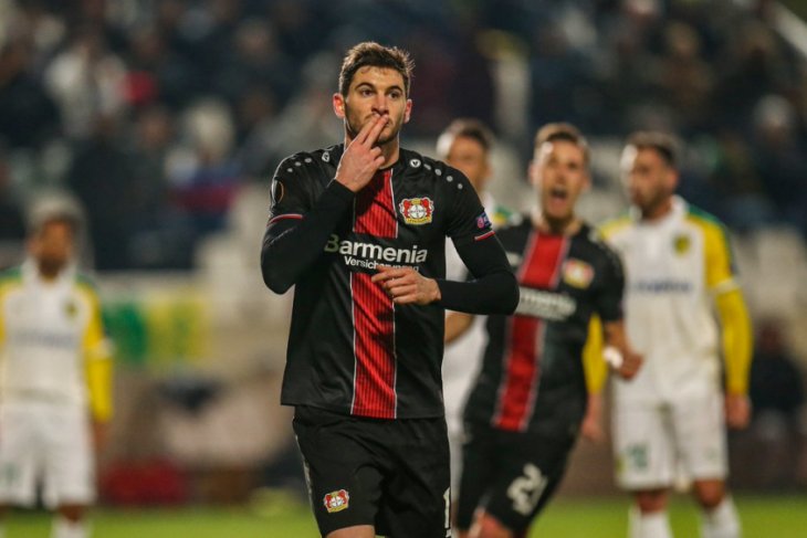 Penyerang Bayer Leverkusen Lucas Alario merayakan gol yang dicetaknya dalam pertandingan Grup A Liga Europa melawan AEK Larnaca. Foto: Twitter 