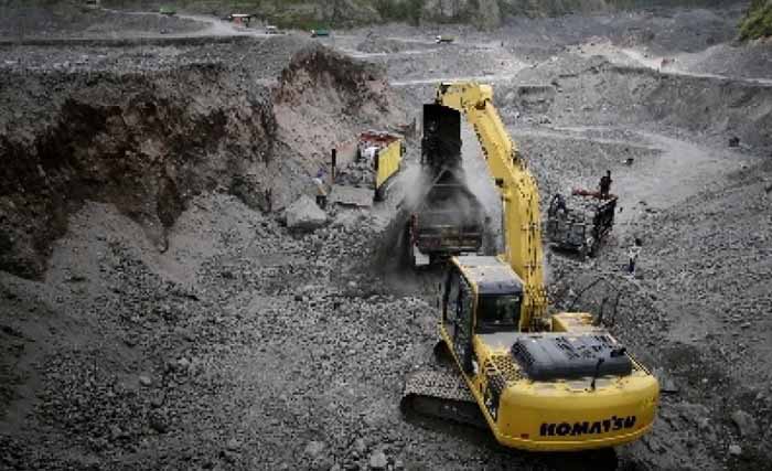 Penambangan pasir di lereng Gunung Merapi di Jawa Tengah tak pernah berhenti. (Foto:Antara)