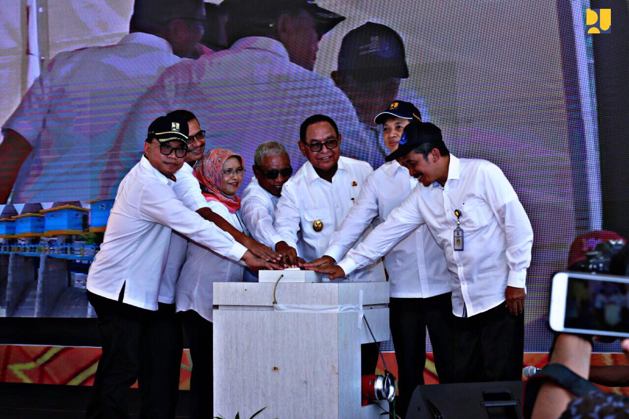 Dirjen SDA, Wakil Gubernur NTT, Wakil Bupati Belu melakukan menekan tombol pertanda pengisian Bendungan Rotiklot, Belu mulai dilakukan, Kamis, 13 Desember 2018. (Foto: Birkom Kementerian PUPR)