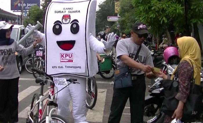 Pegawai dan komisioner KPU Kabupaten Temanggung, Jawa Tengah, sambil olahraga  bersepeda  menyosialisasikan Pemilu 2019 dengan membagikan stiker bergambar parpol peserta Pemilu 2019. (Foto:Heru Suyitno/Antara))