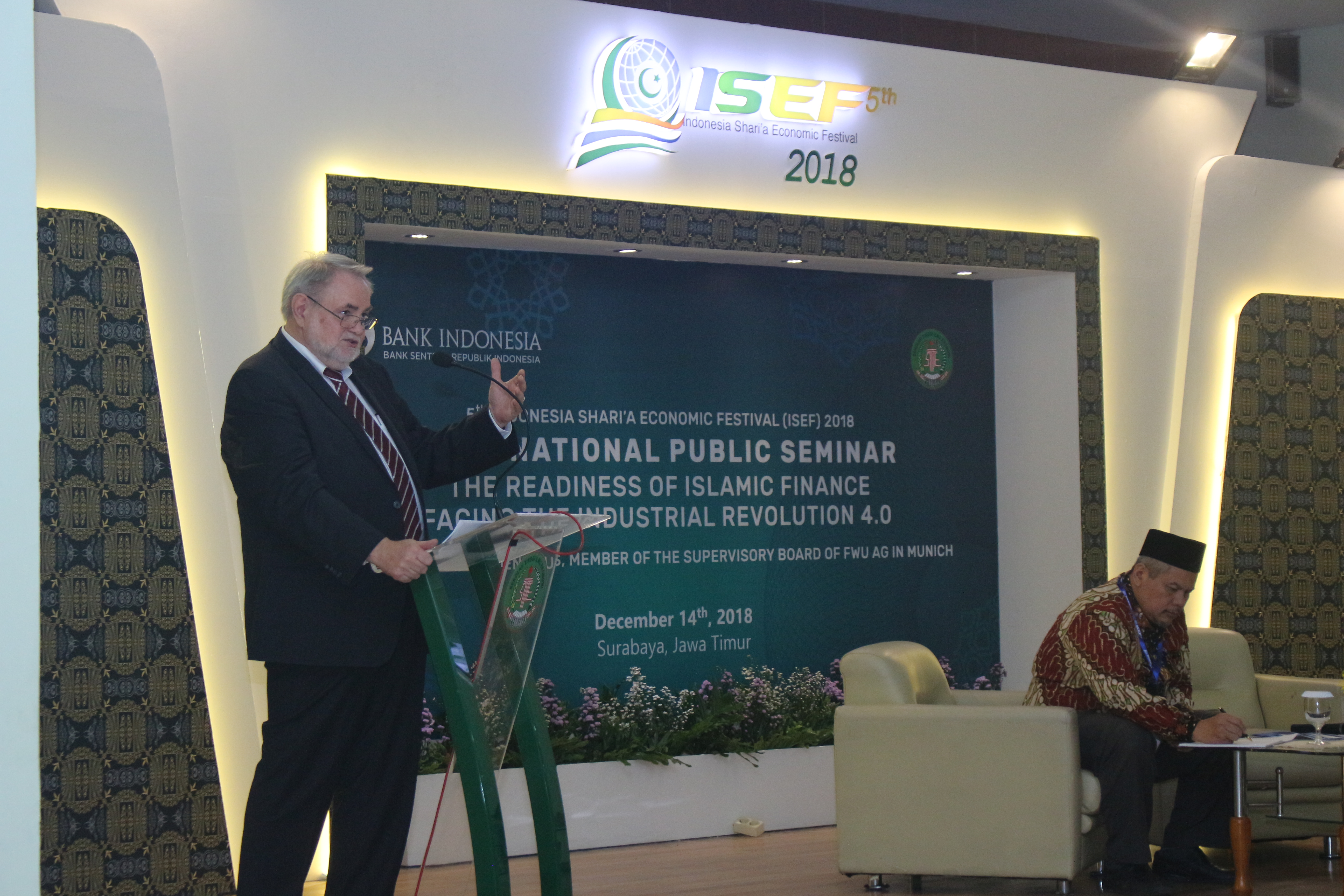 Prof. Volker Nienhaus bicara syariah di Perbanas. foto:amm