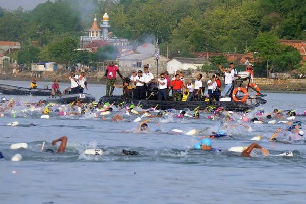 Personel TNI saat berenang mengarungi selat Madura, Jawa Timur. Foto: antara