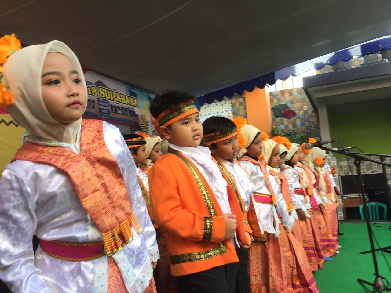 Siswa SDM 18 Surabaya ketika tampil menyanyikan lagu daerah. (Foto: Amanah/ngopibareng.id)