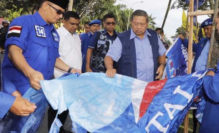 Ketmemeriksa baliho yang dirusak di Pekanbaru, Riau, Sabtu 15 Desember. (Foto:Antara)ua Umum Partai Demokrat SBY 