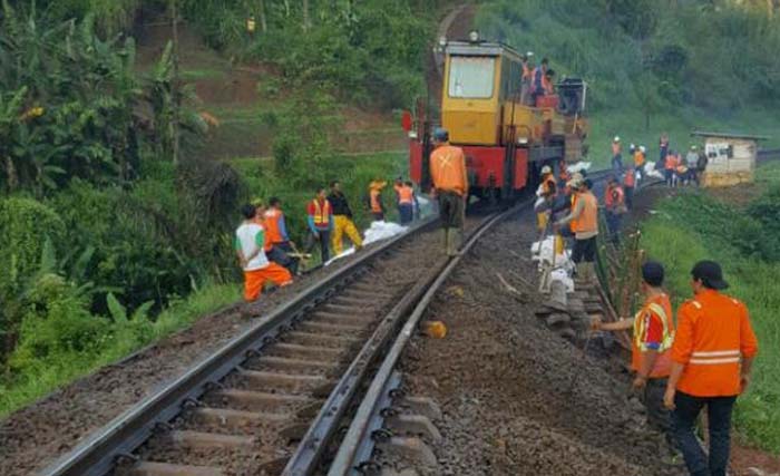 Perbaikan di rel di jalur di Jatim. (Foto:PT KAI)