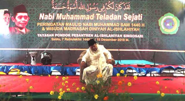 KH Buchori sesaat sebelum ambruk dan meninggal saat mengisi ceramah agama (15/12). Foto: istimewa