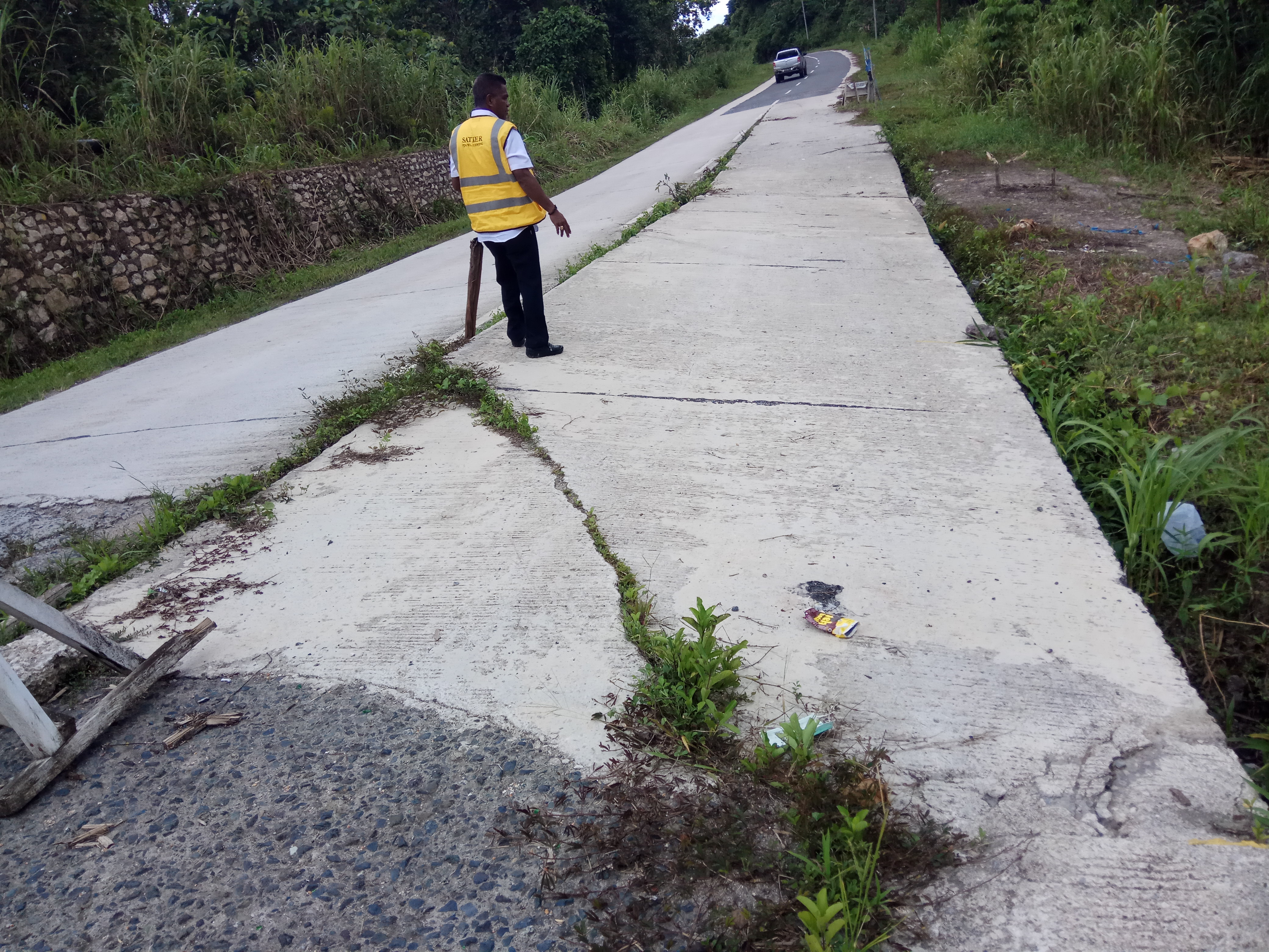 Patahan di KM 46 antara di Kabupaten Sorong dengan Kabupaten Sorong Selatan. (Foto: Amir/ngopibareng.id)