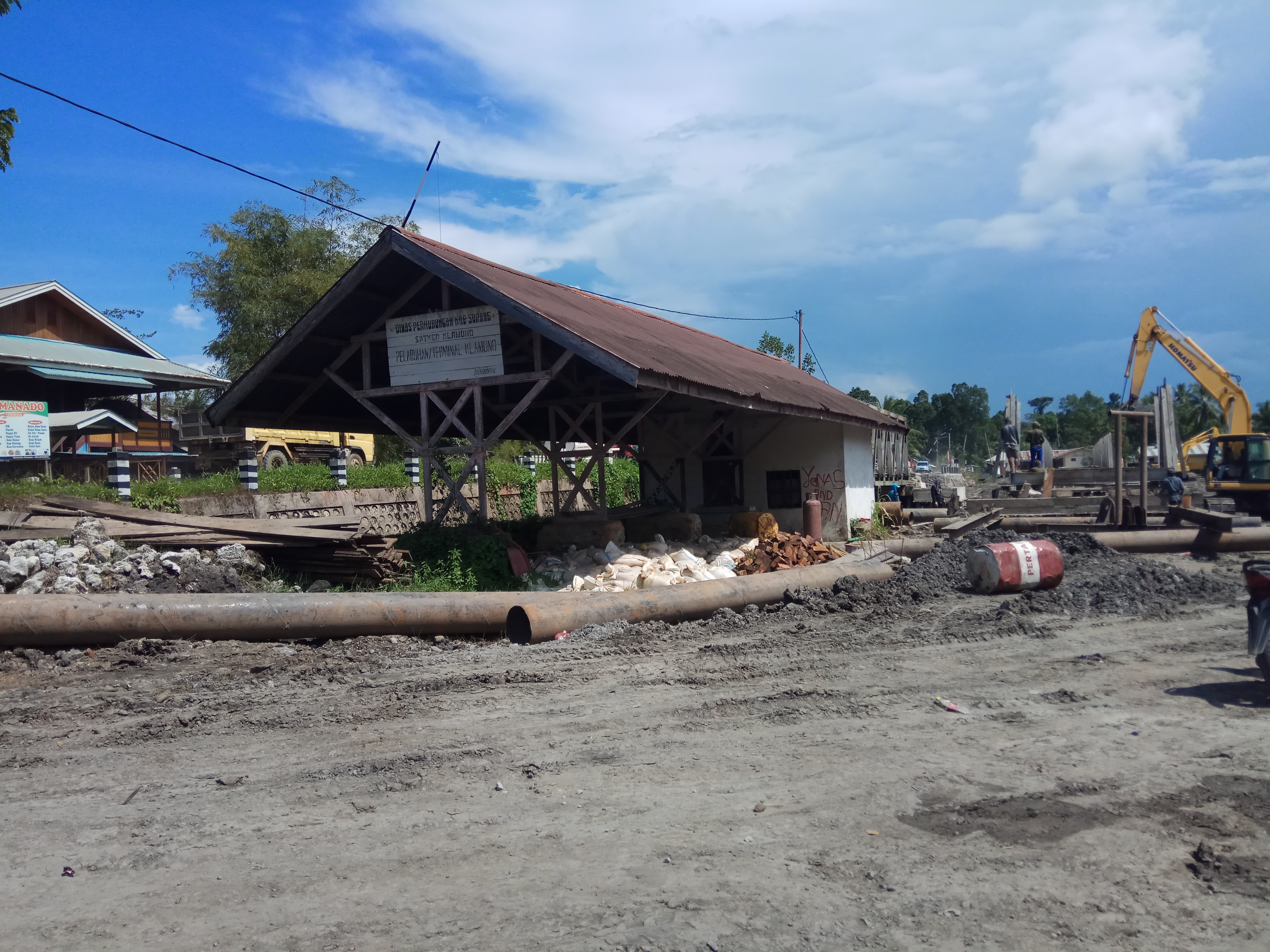 Dermaga yang sebenarnya sudah tak layak pakai, namun masih tercatat sebagai aset negara. Izin untuk merobohkan dermaga ini menjadi salah kendala dalam pembangunan jembatan sementara di Distrik Klamono. (Foto: Amir/ngopibareng.id)