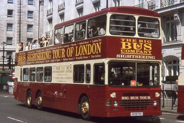 Relawan Jokowi menyewa London Bus Tour untuk kampanye berkeliling kota. Foto: Instagram 