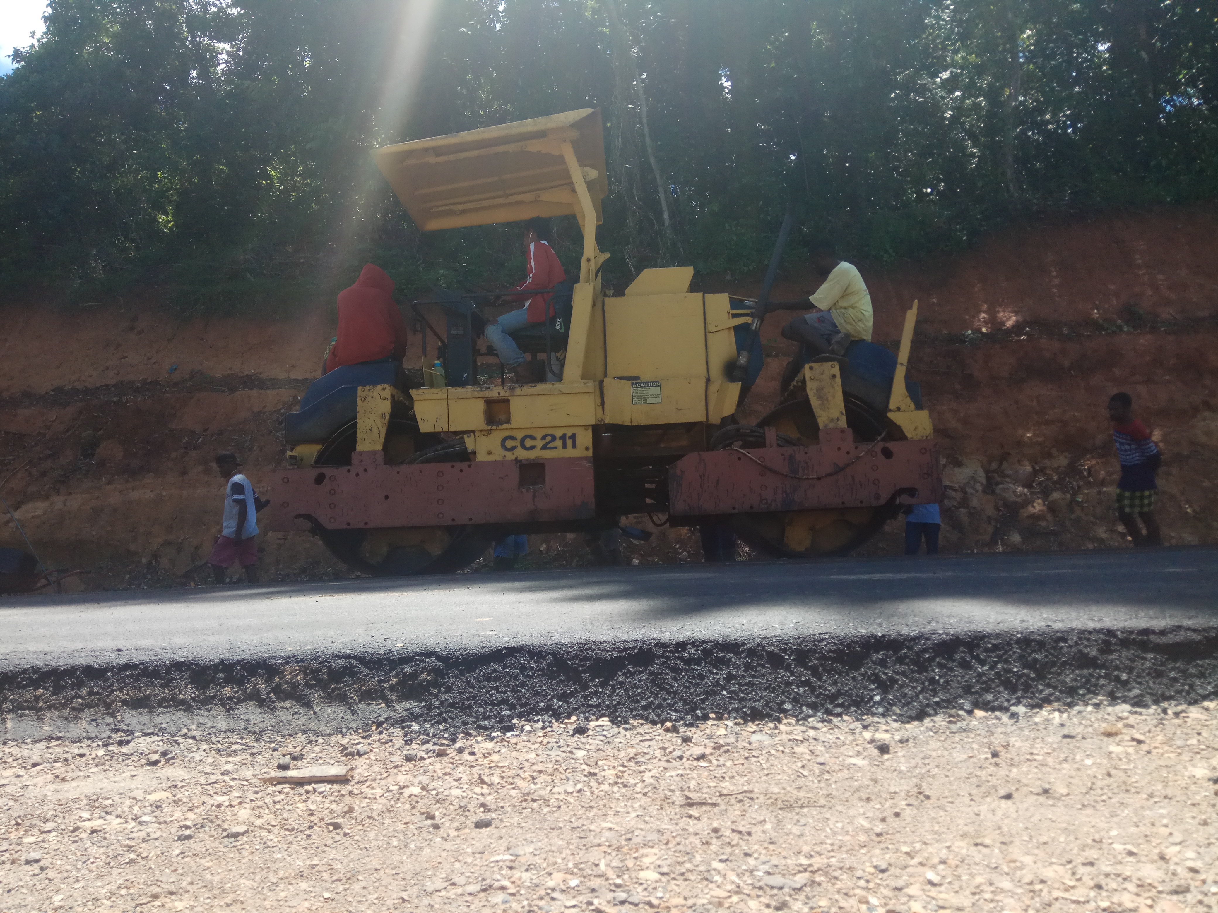 Proyek pengaspalan di Bukit Malaumkarta di ruas Sorong-Makbon-Mega. (Foto: Amir/ngopibareng.id)