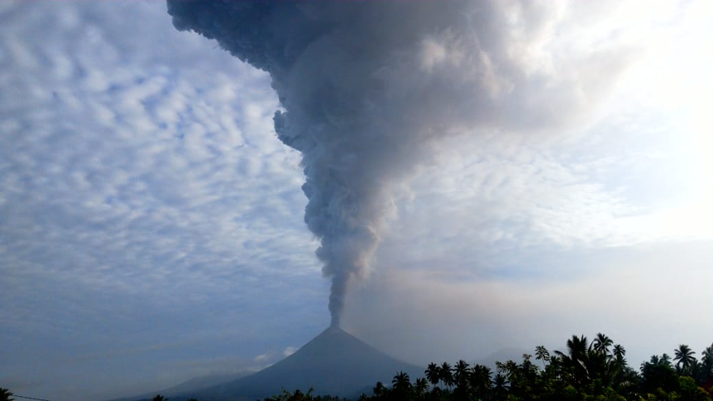 Erupsi Gunung Soputan, Minggu (16/12). Foto: BNPB